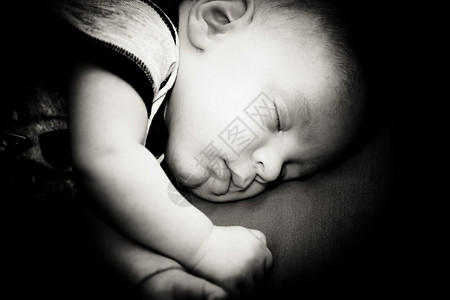 新出生的男婴安然入睡黑白照片图片