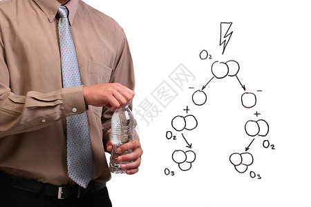 穿着衬衫和领带的男人在一幅臭氧形成图画旁边开着一瓶水背景图片