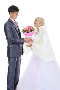 Groom给新娘一束玫瑰花白图片