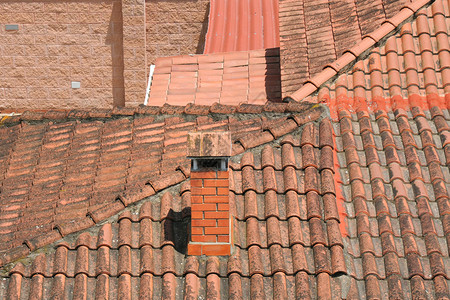 位于巴塞罗那郊区的欧洲传统瓷砖房顶自巴背景图片
