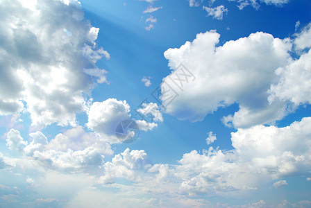晴朗的天空背景与微小的云彩图片