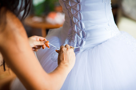 穿上漂亮的新娘礼服背景图片