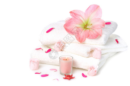 白毛巾粉红肥皂玫瑰和白背景图片