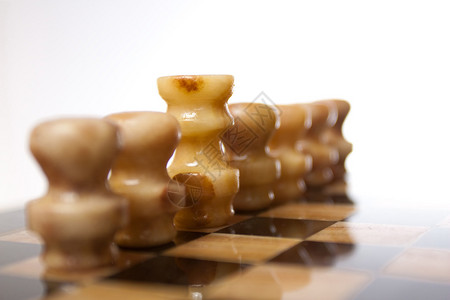 孤立背景下的国际象棋游戏图片