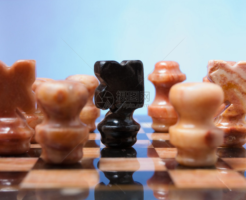 蓝色背景上的国际象棋游戏图片