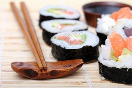 寿司切片和筷子图片
