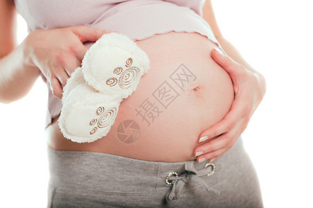 孕妇拿着一双小白鞋给宝图片