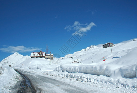 与道路和房屋的冬季景观图片