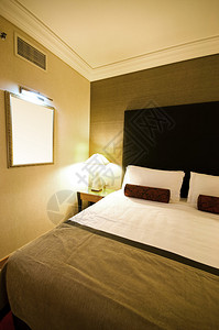酒店房间的双人床图片