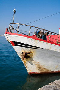 拖网渔船的船头图片