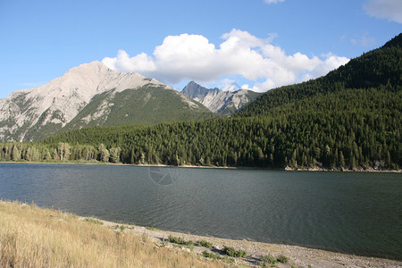 岛湖省立公园与落基山脉的远景图片