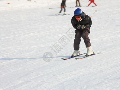 滑雪车在冬季装备下迅图片