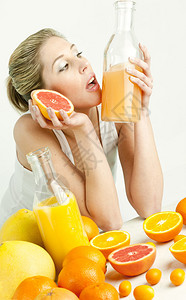 以柑橘水果和橙汁制成的图片