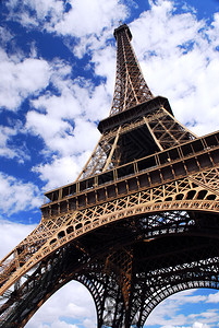 位于法国巴黎蓝天背图片