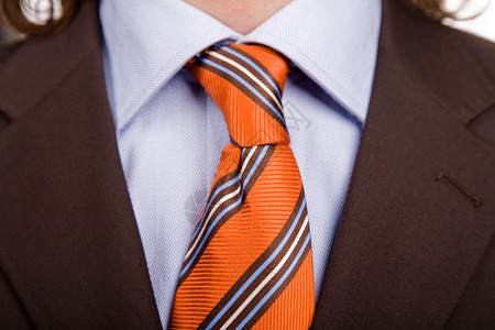 带红色领带的商务男士西装的细节图片