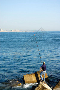 从后面的渔夫在海洋图片