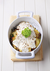 砂锅菜中的土豆和酸奶油背景图片