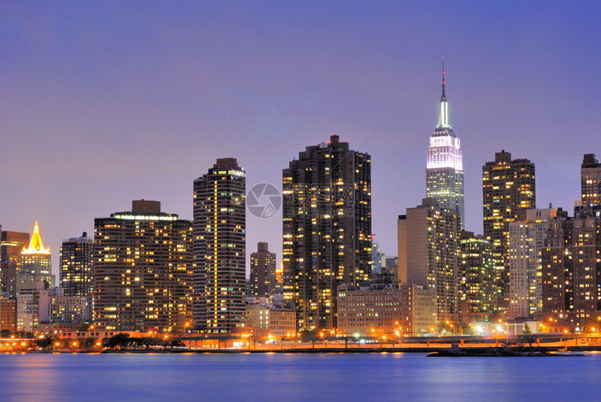 曼哈顿中城市景在晚上图片