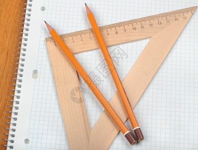配有两支铅笔和木制图片