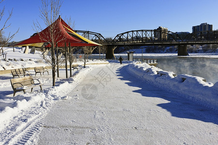 沿河的寒冷的冬天仙境图片
