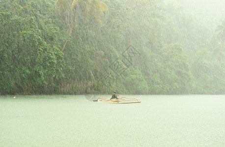 在穿过雨林的河流上方的热带雨图片