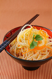 亚洲炒蔬菜和米粉图片