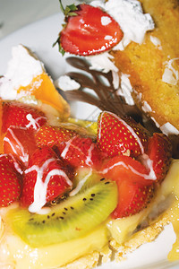 草莓猕猴桃和甜瓜的甜点图片