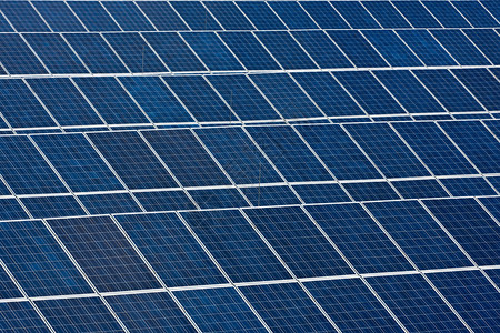 替代能源工业厂的太阳能收集器公图片