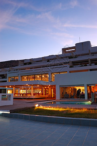 日落时餐厅对豪华酒店的照明图片