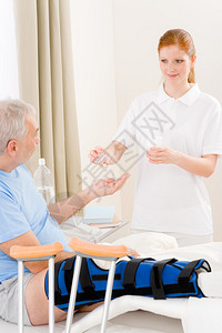 医院女护士向断腿老年病人图片