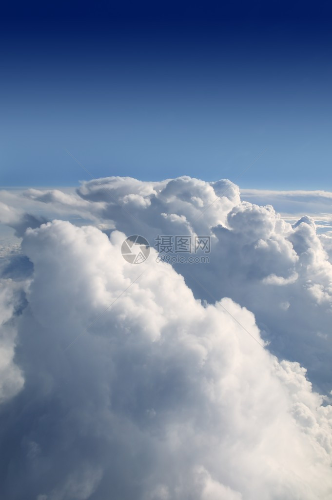 从飞机和白云纹理的蓝天视图图片