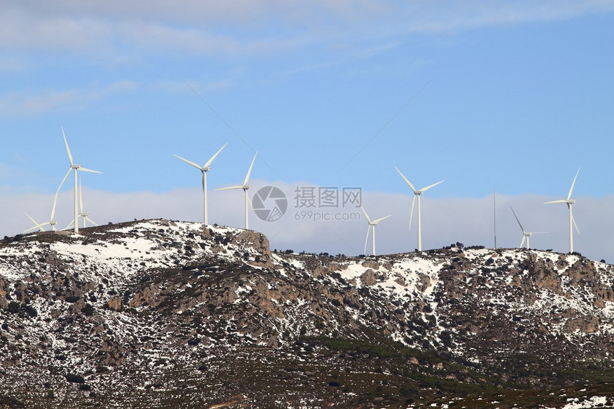 雪山上的风力发电机动风车图片
