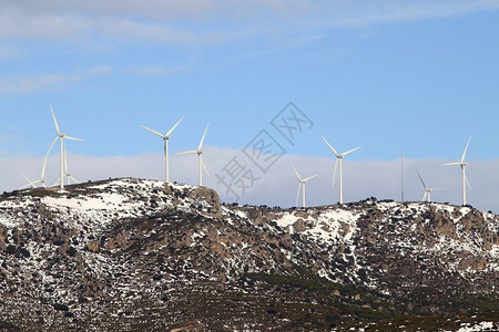 雪山上的风力发电机动风车图片