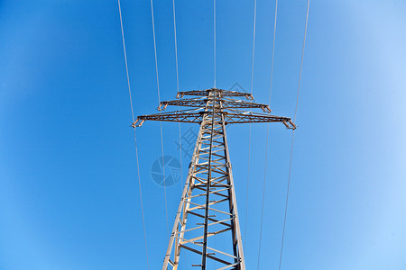 蓝天下的高压电塔高清图片