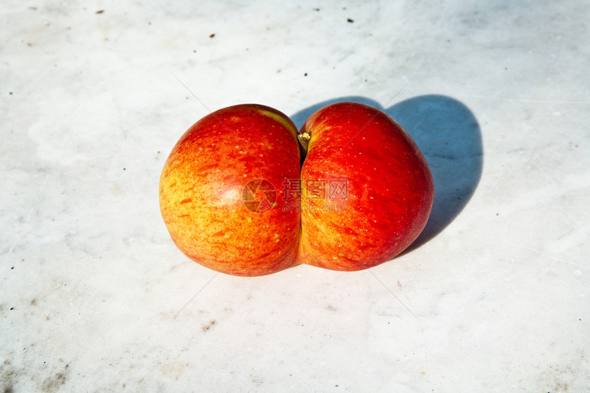 在美丽的光线下有趣的变形的新鲜苹果给图片