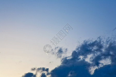 蓝色天空有云背景图片