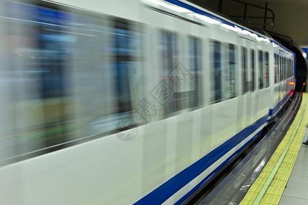 西班牙马德里地下铁乘火车前背景图片