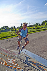 男孩在滑板公园的管图片