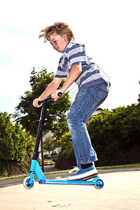 男孩喜欢在滑板公园骑滑板车图片
