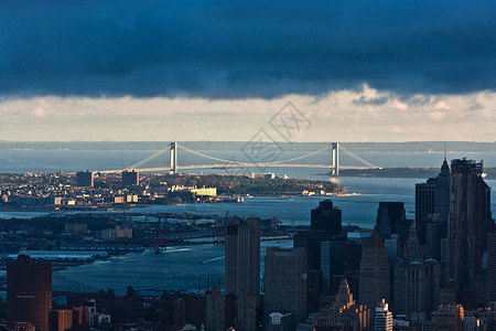 从纽约顶端帝国大厦到哈德逊和桥的上曼哈顿图片