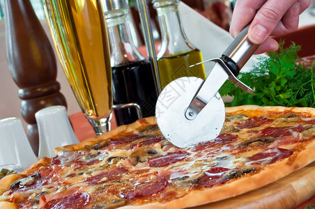 意大利腊肠和蘑菇披萨的特写图片