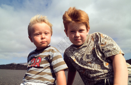 风天气下两个年轻兄背景图片