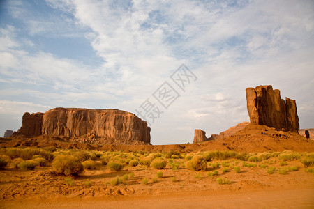 CamelButte是古迹山谷中由沙石构成的图片