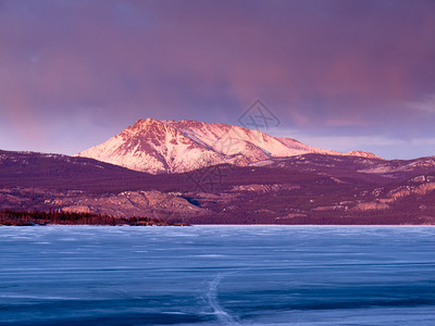 加拿大育空地区Laberge湖冰蓝背景图片