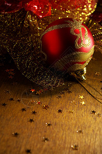 一个红色和金色的圣诞舞会和闪亮的小星图片