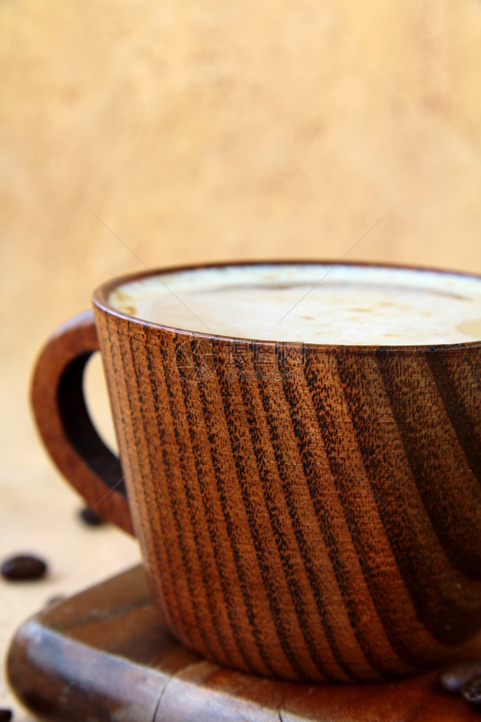咖啡卡布奇诺咖啡在一个时髦的木制杯子里图片