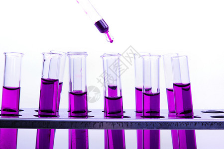 装有紫色液体样品的实验室小瓶图片