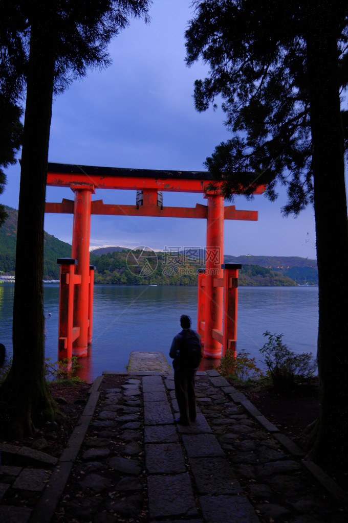 晚上在箱根芦湖日本寺庙浪漫场景图片