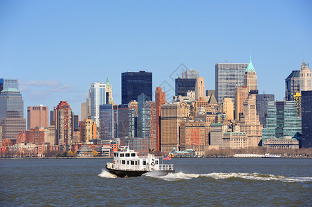 城市摩天大楼和来自纽约市曼哈顿的船图片