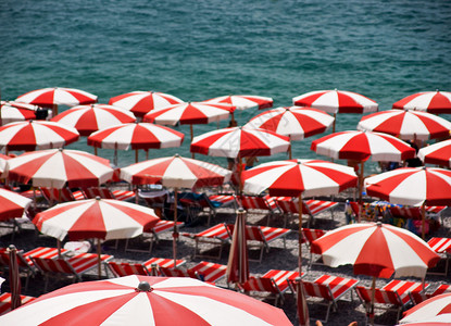 海滩雨伞图片